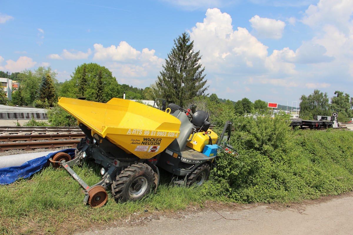 Ein  2-Wege  Fahrzeug der anderen Art wartet in Deutschlandsberg auf Arbeit . 2.05.2014 