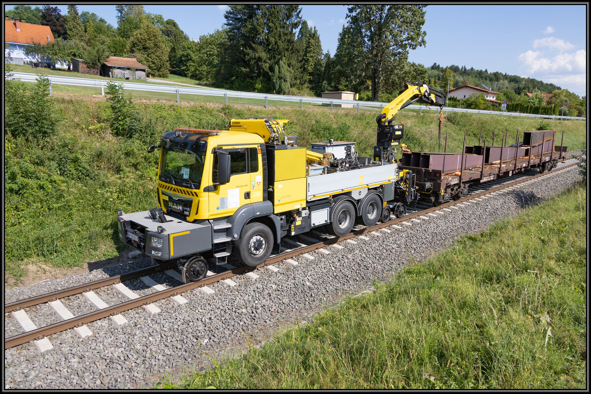 Ein 2 Wege LKW von Europten verteilt im Bereich Kresbach die Köcher für den Fahrleitungsbau im Netz der GKB. 16.August 2022