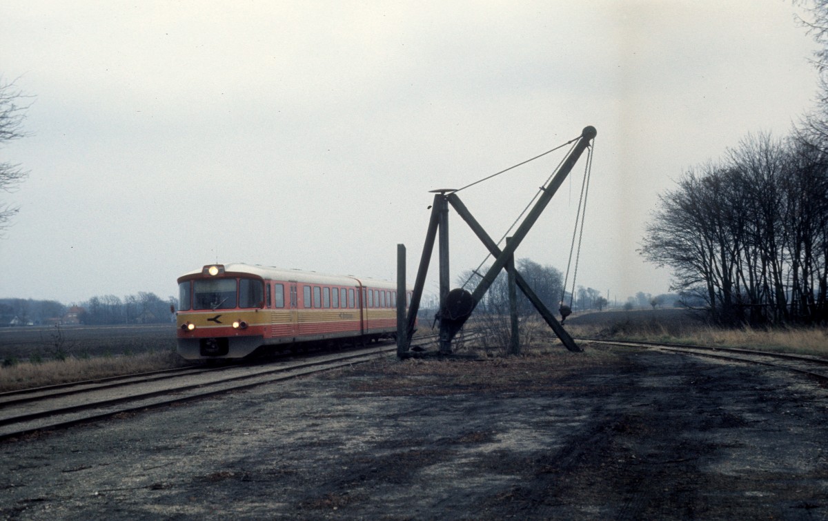 Ein Østbanen-Triebzug erreicht am 23. Dezember 1975 den Bahnhof Klippinge.