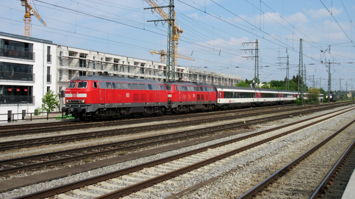 ein 218er Doppel mit der 218 430-7 vorn kommt mit dem IC nach Zürich durch München-Pasing gefahren aus Richtung Hbf (16.5.15)  