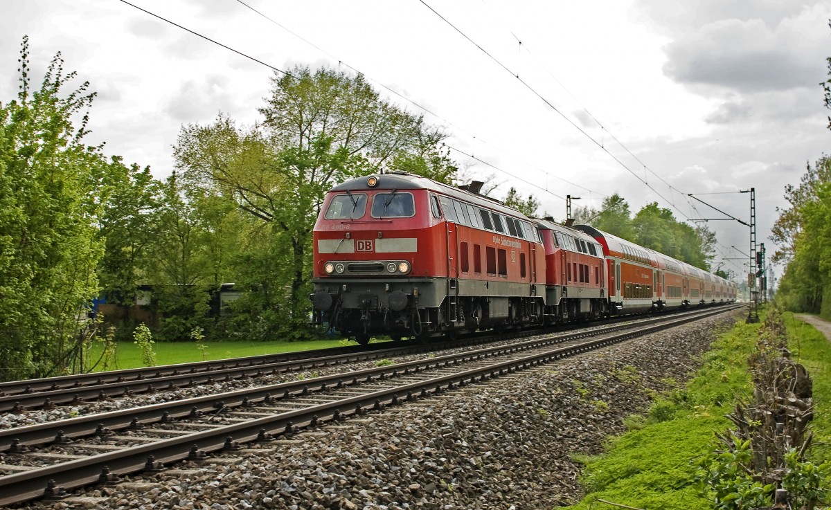 Ein 218er Prchen befrdert einen langen Dosto-Zug am Heimstettener-See (von uns Einheimischen auch Fidschi genannt) vorbei in Richtung Mhldorf. An der Front zieht 218.440 mit dem  10 Jahre Sdostbayernbahn  Schriftzug.