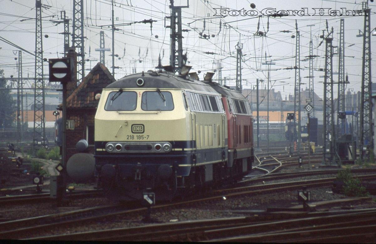 Ein 218ner Päärchen, vorne 218185, rangiert am 8.6.2988 um 16.35 Uhr im Bahnhof Hamburg Altona.