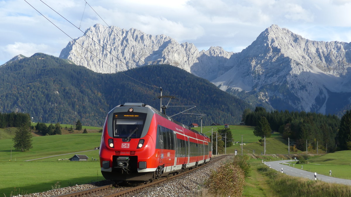Ein 2442 als RB nach München zwischen Mittenwald und Klais. Aufgenommen am 6.10.2018 16:43