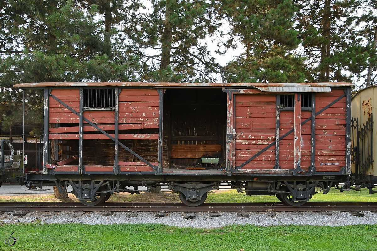 Ein 3-achsiger gedeckter Güterwagen war Ende August 2019 im Eisenbahnmuseum Ljubljana abgestellt.