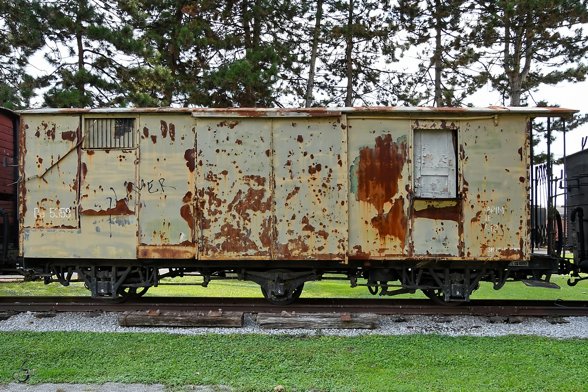 Ein 3-achsiger gedeckter Güterwagen war Ende August 2019 im Eisenbahnmuseum Ljubljana zu entdecken.