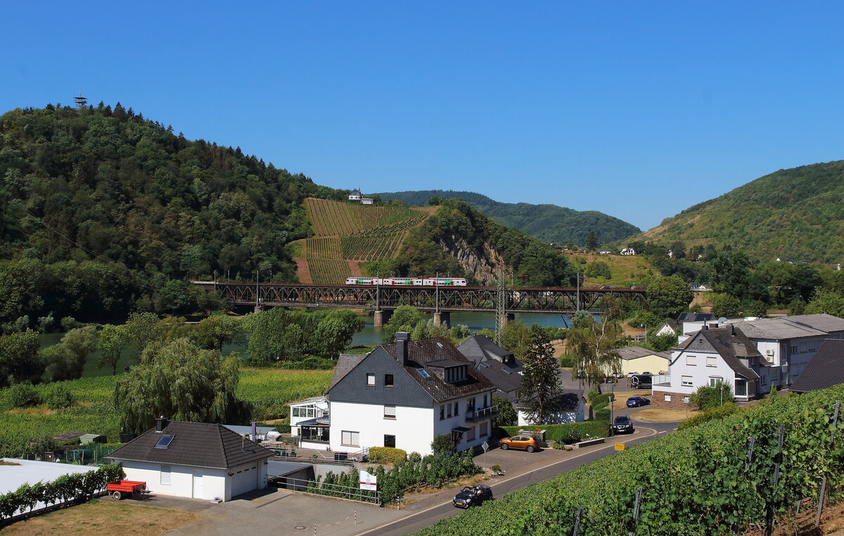 Ein 3-teiliger Kiss der CFL auf der Doppelbrücke über die Mosel in Bullay gen Koblenz. Aufgenommen bei tollstem Sommerwetter am 12.08.2022