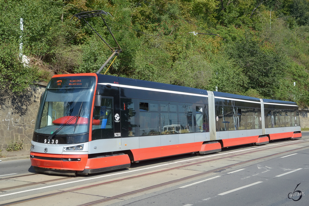 Ein Škoda 15T-Nie­der­flur­-Straßenbahnwagen in Prag (September 2012)