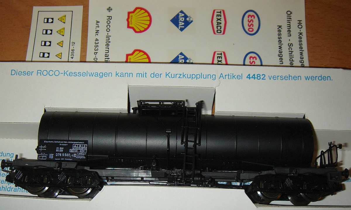 Ein 4-achsiger Tankwagen der EVA von Roco, frühe 70er Jahre, Artikelnummer 4356 C - aufgenommen am 11.12.2013