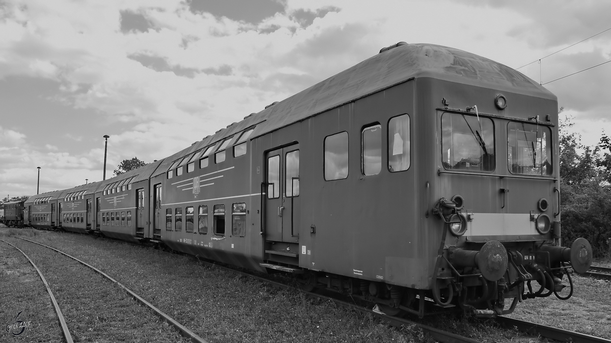 Ein 4-teiliger Doppelstockwagen der DR Mitte August 2018 im Eisenbahnmuseum Weimar.