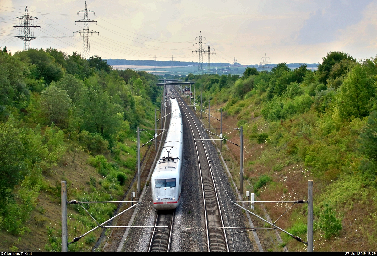 Ein 401 als ICE 579 (Linie 22) von Hamburg-Altona nach Stuttgart Hbf fährt bei Markgröningen bzw. Schwieberdingen auf der Schnellfahrstrecke Mannheim–Stuttgart (KBS 770).
Grüße zurück an den Tf!
Aufgenommen von einer Brücke.
[27.7.2019 | 18:29 Uhr]