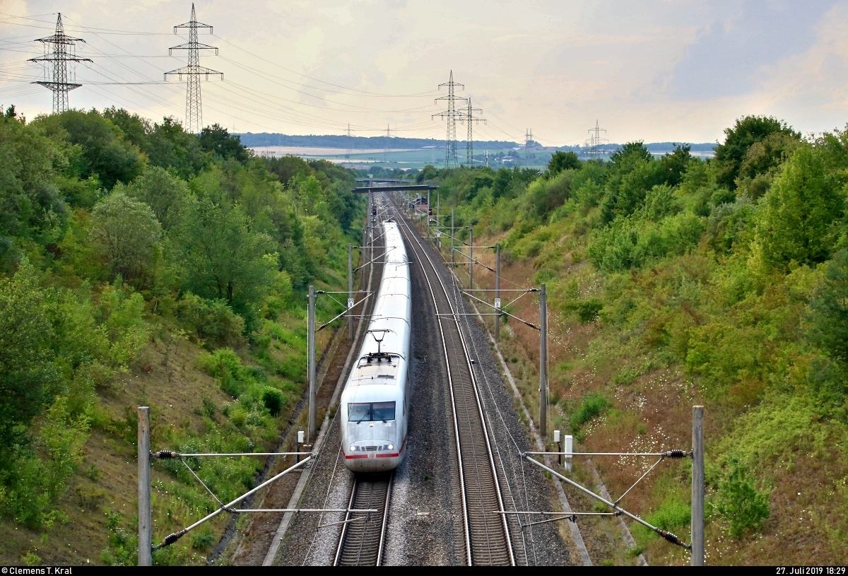 Ein 401 als ICE 579 (Linie 22) von Hamburg-Altona nach Stuttgart Hbf fährt bei Markgröningen bzw. Schwieberdingen auf der Schnellfahrstrecke Mannheim–Stuttgart (KBS 770).
Grüße zurück an den Tf!
Aufgenommen von einer Brücke.
[27.7.2019 | 18:29 Uhr]