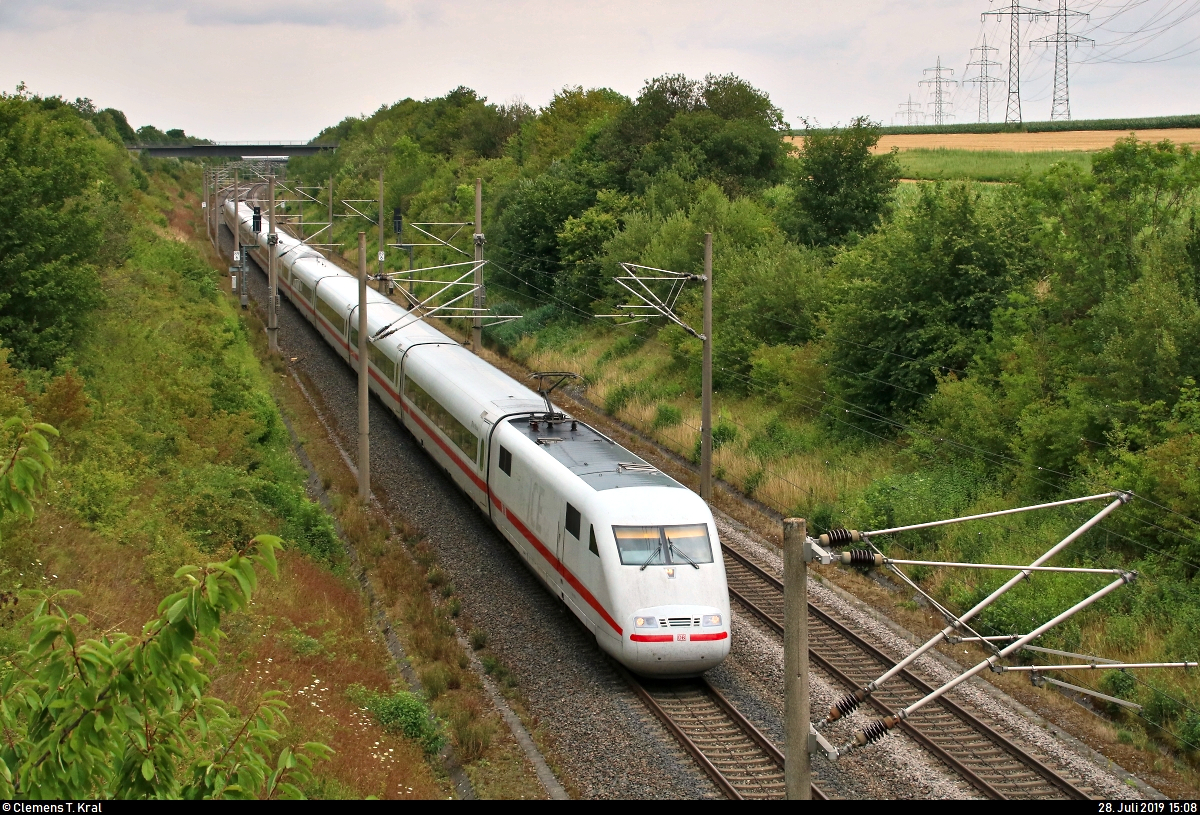 Ein 401 als ICE 596 (Linie 11) von München Hbf nach Berlin Hbf (tief) passiert die Überleitstelle (Üst) Markgröningen Glems auf der Schnellfahrstrecke Mannheim–Stuttgart (KBS 770).
Aufgenommen von einer Brücke.
[28.7.2019 | 15:08 Uhr]