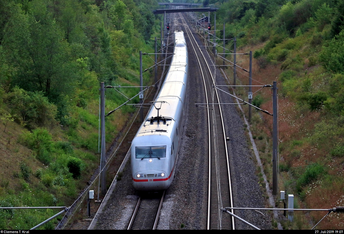 Ein 401 als ICE 691 (Linie 11) von Berlin Gesundbrunnen nach München Hbf fährt bei Markgröningen bzw. Schwieberdingen auf der Schnellfahrstrecke Mannheim–Stuttgart (KBS 770).
Weil Gewitterwolken aufzogen, wurde es rasch dunkler.
Aufgenommen von einer Brücke.
(Neubearbeitung)
[27.7.2019 | 19:07 Uhr]