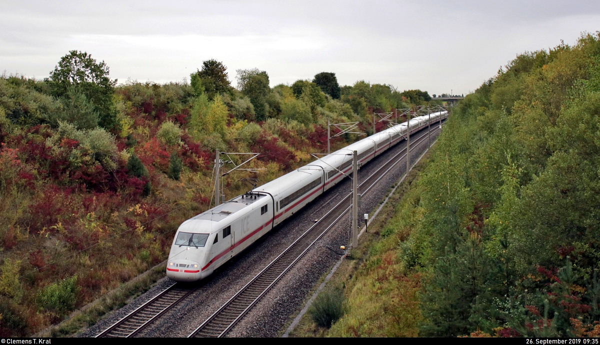 Ein 401 als ICE 770 (Linie 22) von Stuttgart Hbf nach Hamburg-Altona fährt bei Markgröningen bzw. Schwieberdingen auf der Schnellfahrstrecke Mannheim–Stuttgart (KBS 770).
Aufgenommen von einer Brücke.
[26.9.2019 | 9:35 Uhr]
