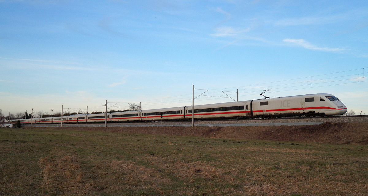 Ein 401 als ICE 789 (Hamburg-Altona - München Hbf) bei Rohrbach an der Ilm, 25.02.2019.