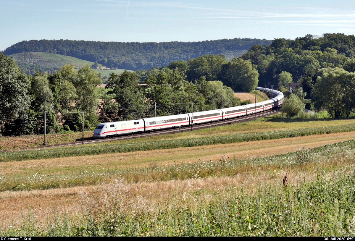 Ein 401 als umgeleiteter ICE 770 (Linie 22) von Stuttgart Hbf nach Hamburg-Altona fährt in Ölbronn-Dürrn auf der Bahnstrecke Bietigheim-Bissingen–Bruchsal (Westbahn (Württemberg) | KBS 770).
[30.7.2020 | 9:11 Uhr]