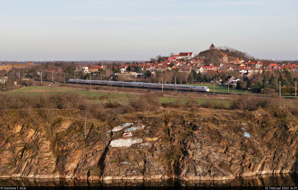 Ein 401 mit neun Wagen streift die Stadt Landsberg (Saalekreis). Gesehen vom ehemaligen Steinbruch am Gützer Berg.

🧰 DB Fernverkehr
🚝 ICE 838 (Linie 15) Berlin Gesundbrunnen–Frankfurt(Main)Hbf
🕓 12.2.2022 | 16:07 Uhr