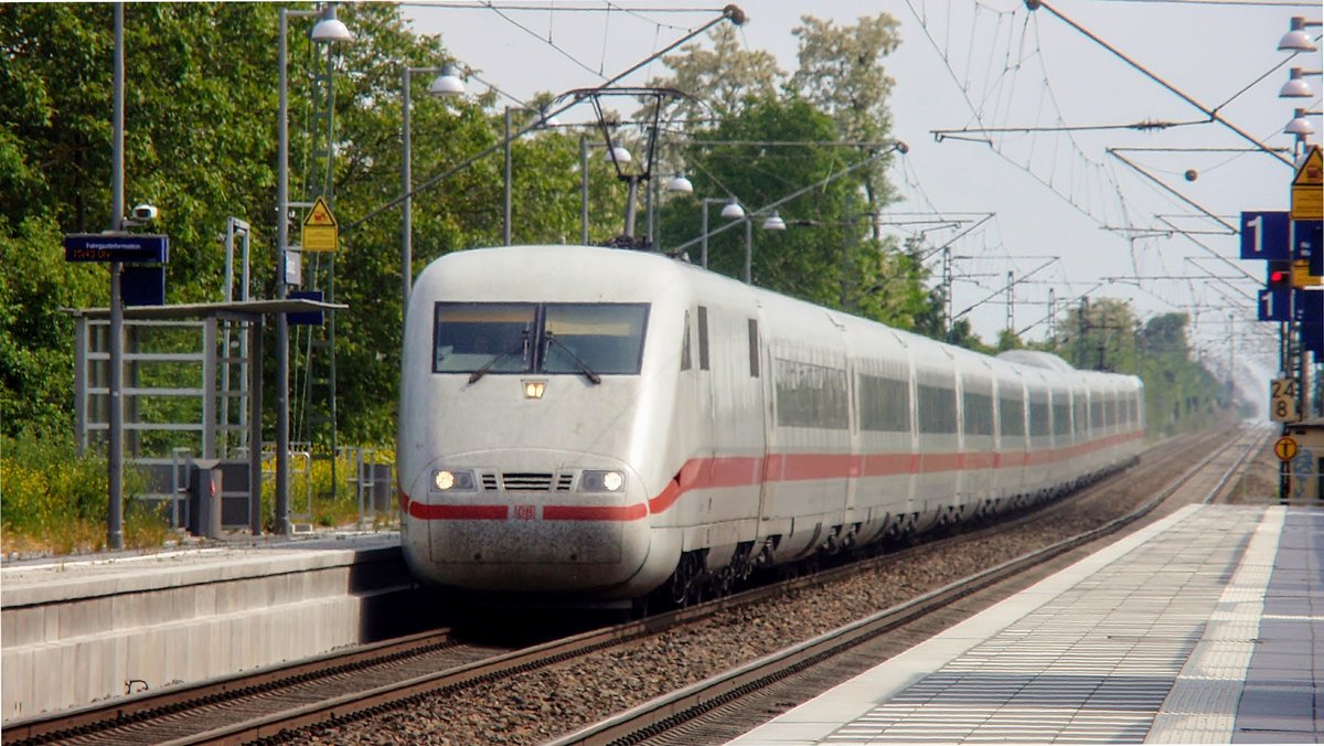 Ein 401er fährt als ICE 596 nach Berlin durch den Haltepunkt Bobstadt. Aufgenommen am 12. Mai 2018.