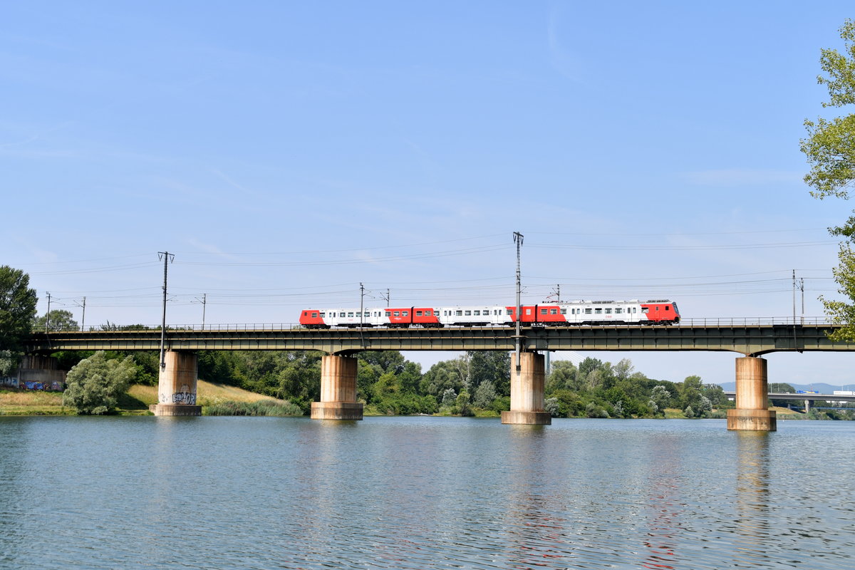 Ein 4020 als  S 80 (25024) Wien Hütteldorf - Wien Aspern Nord am 19.07.2019 auf der Donaubrücke in Wien-Stadlau