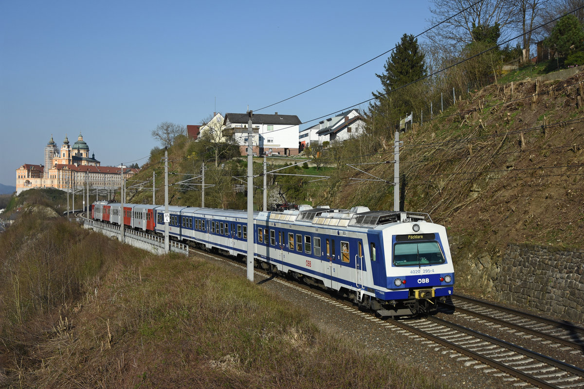 Ein 4020-Tandem, bestehend aus dem 4020 295 und einem weiteren 4020er, ersetzte am 31.03.2017 die CityShuttle Garnitur am R 2020 nach Pöchlarn. Hier der Zug kurz nach Melk.