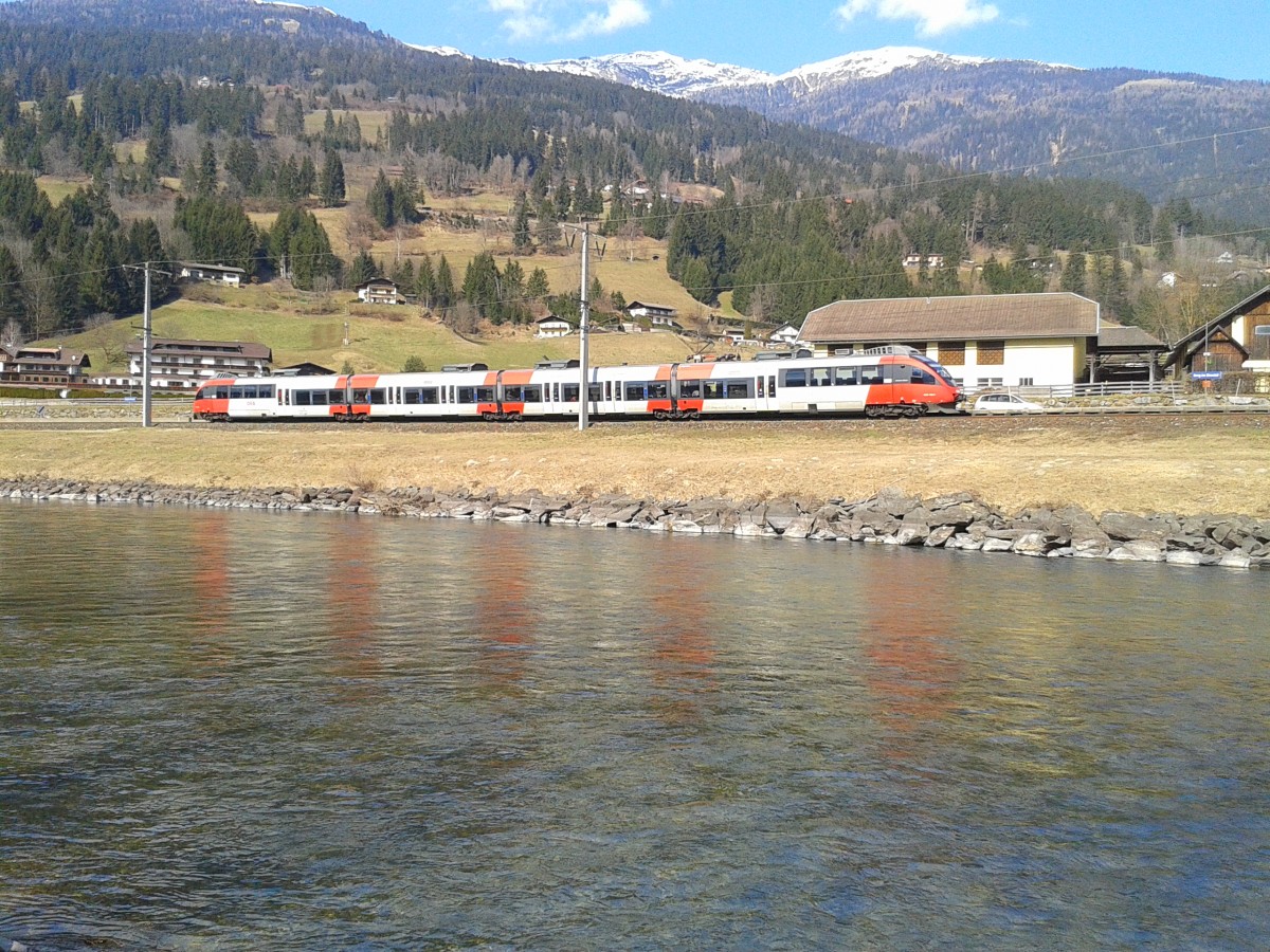 Ein 4024 als R 4863 (Lienz - Spittal-Millstättersee) am 14.3.2015 bei der Einfahrt in die Haltestelle Berg im Drautal.