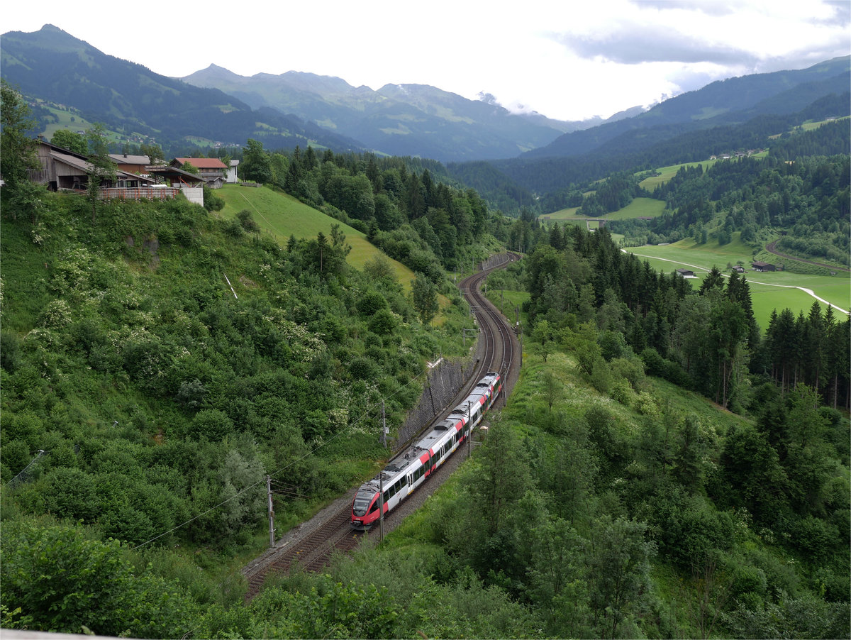 Ein 4024 auf Falschfahrt als REX 1521 Wörgl - Schwarzbach-St. Veit oberhalb des Tales Windauer Ache zwischen Hopfgarten und Westendorf kurz vor dem oberen Tunnel; 16.06.2017
