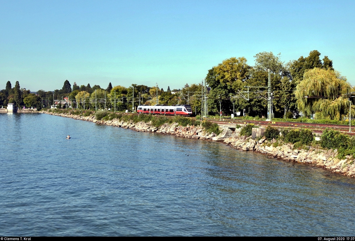 Ein 4024 (Bombardier Talent) erreicht Lindau Hbf über den Bodenseedamm.

🧰 S-Bahn Vorarlberg (ÖBB)
🚝 S1 Bludenz (A)–Lindau Hbf (D)
🚩 Bahnstrecke Lindau–Bludenz (ÖBB KBS 401)
🕓 7.8.2020 | 17:37 Uhr