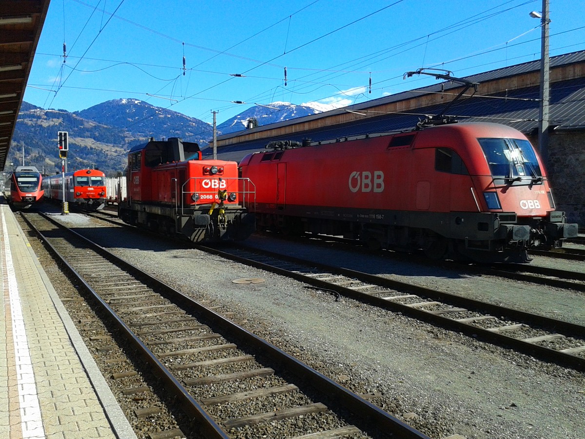 Ein 4024, ein Citty-Shuttle, eine 2068 und eine 1116 am 6.3.2015 in Lienz.