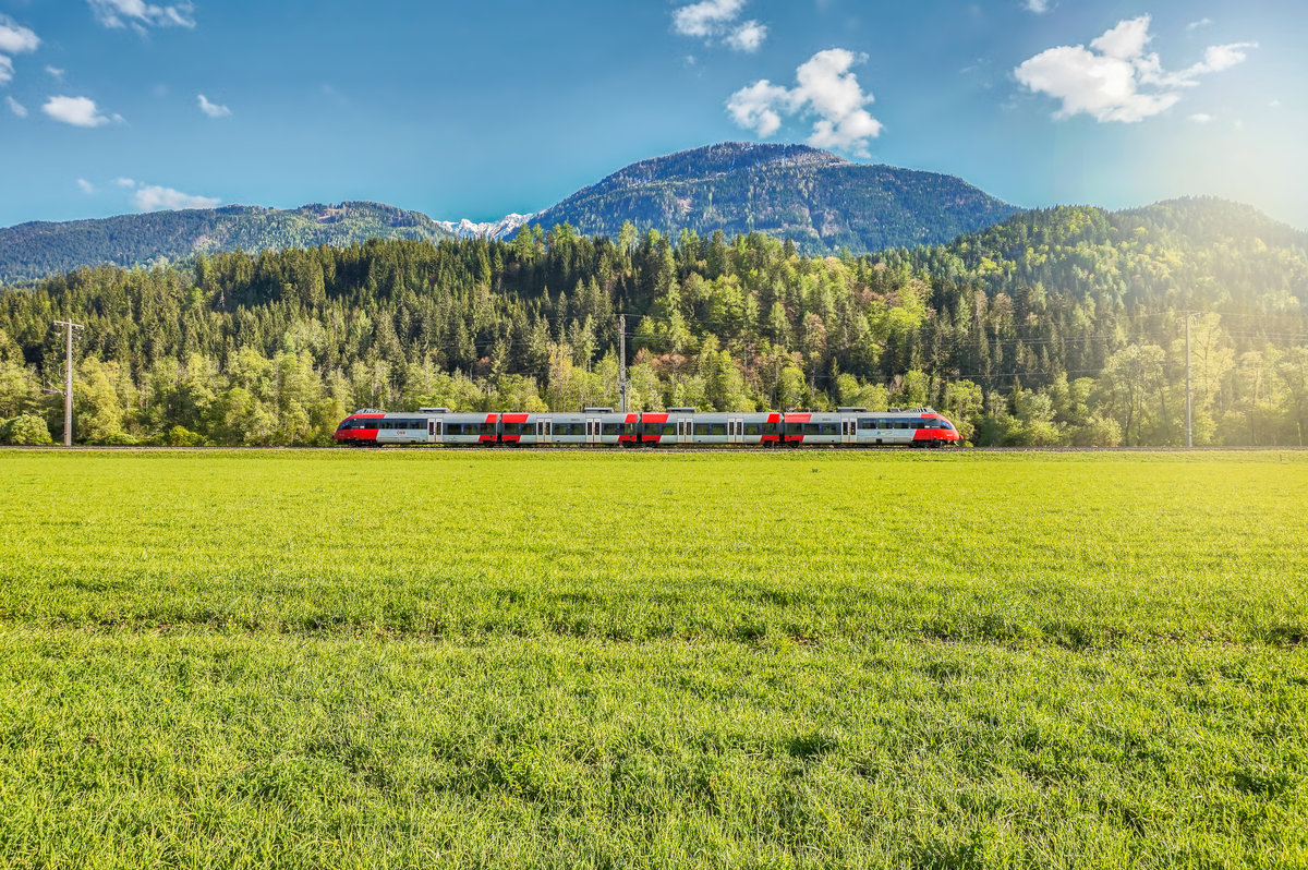 Ein 4024 fährt als S1 4260 (Lienz - Friesach) nahe Berg im Drautal vorüber.
Aufgenommen am 30.4.2017.