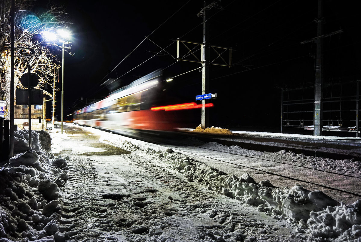 Ein 4024 fährt am Abend des 9.12.2017 in den Bahnhof Greifenburg-Weißensee.
Unterwegs war die Garnitur als S1 4266 (Lienz - Friesach).