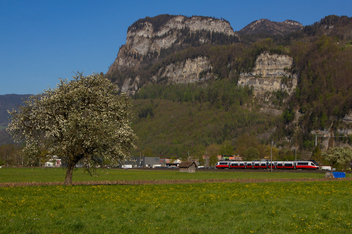 Ein 4024 in neuer ÖBB Lackierung zwischen Hohenems und Dornbirn. 15.4.20