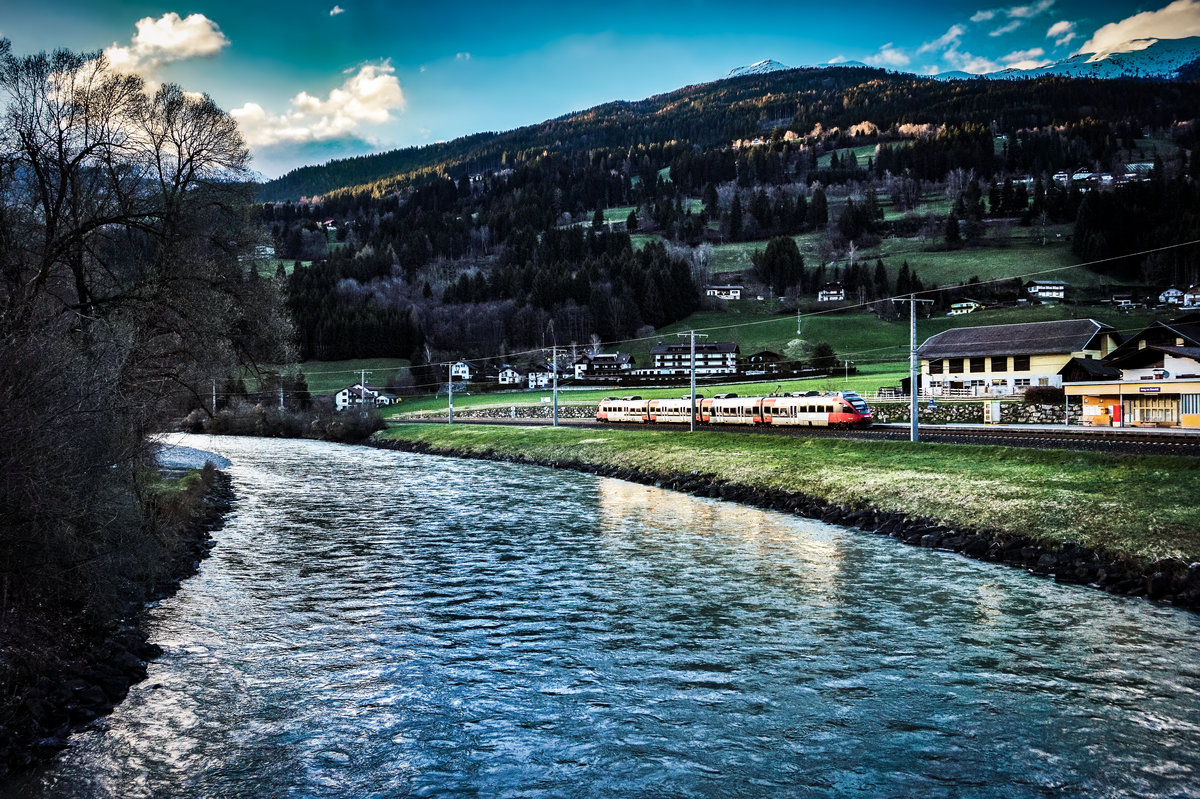 Ein 4024 verlässt als S1 4245 (Friesach - Lienz), die Haltestelle Berg im Drautal.
Aufgenommen am 13.4.2018.