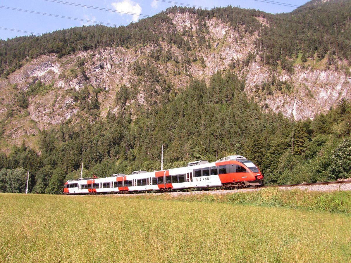 Ein 4024er der BB fhrt am spten Nachmittag des 17.8.2013Bei Lorns Richtung Schruns . Seit Jahren kommen auch BB-Triebwagen auf die Montafonerbahn .