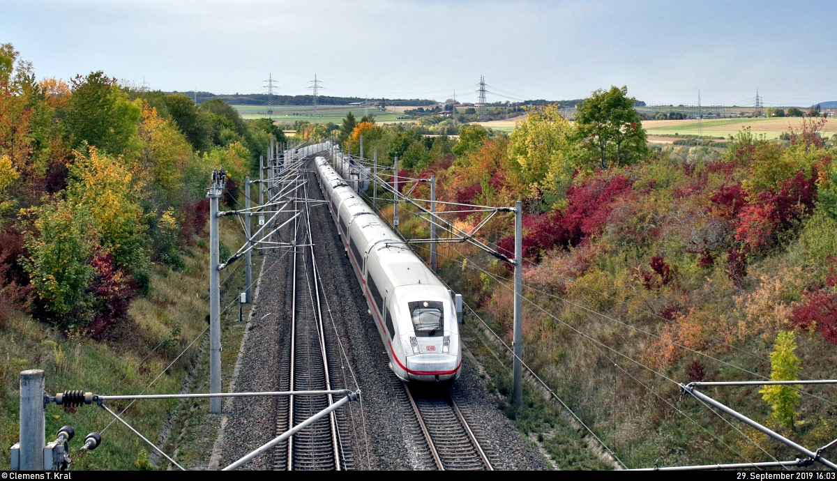 Ein 412 als ICE 1109 (Linie 42) von Dortmund Hbf nach München Hbf fährt nach der Überquerung des Glemstals zwischen Markgröningen und Schwieberdingen auf dem Gegengleis der Schnellfahrstrecke Mannheim–Stuttgart (KBS 770).
Aufgenommen von einer Brücke.
[29.9.2019 | 16:03 Uhr]