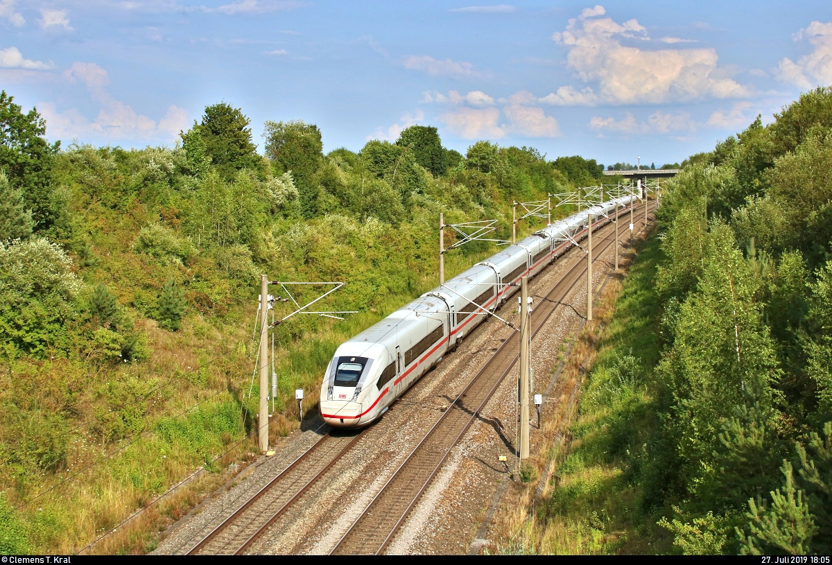 Ein 412 als ICE 1212 (Linie 42) von München Hbf nach Hamburg-Altona fährt bei Markgröningen bzw. Schwieberdingen auf der Schnellfahrstrecke Mannheim–Stuttgart (KBS 770).
Grüße zurück an den Tf!
Aufgenommen von einer Brücke.
[27.7.2019 | 18:05 Uhr]