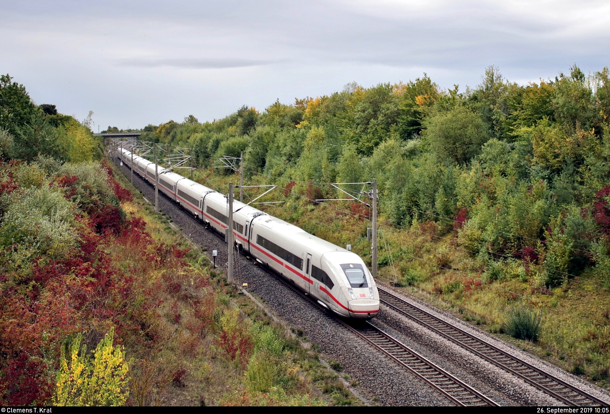 Ein 412 als ICE 612 (Linie 42) von München Hbf nach Dortmund Hbf fährt bei Markgröningen bzw. Schwieberdingen auf der Schnellfahrstrecke Mannheim–Stuttgart (KBS 770).
Aufgenommen von einer Brücke.
[26.9.2019 | 10:05 Uhr]