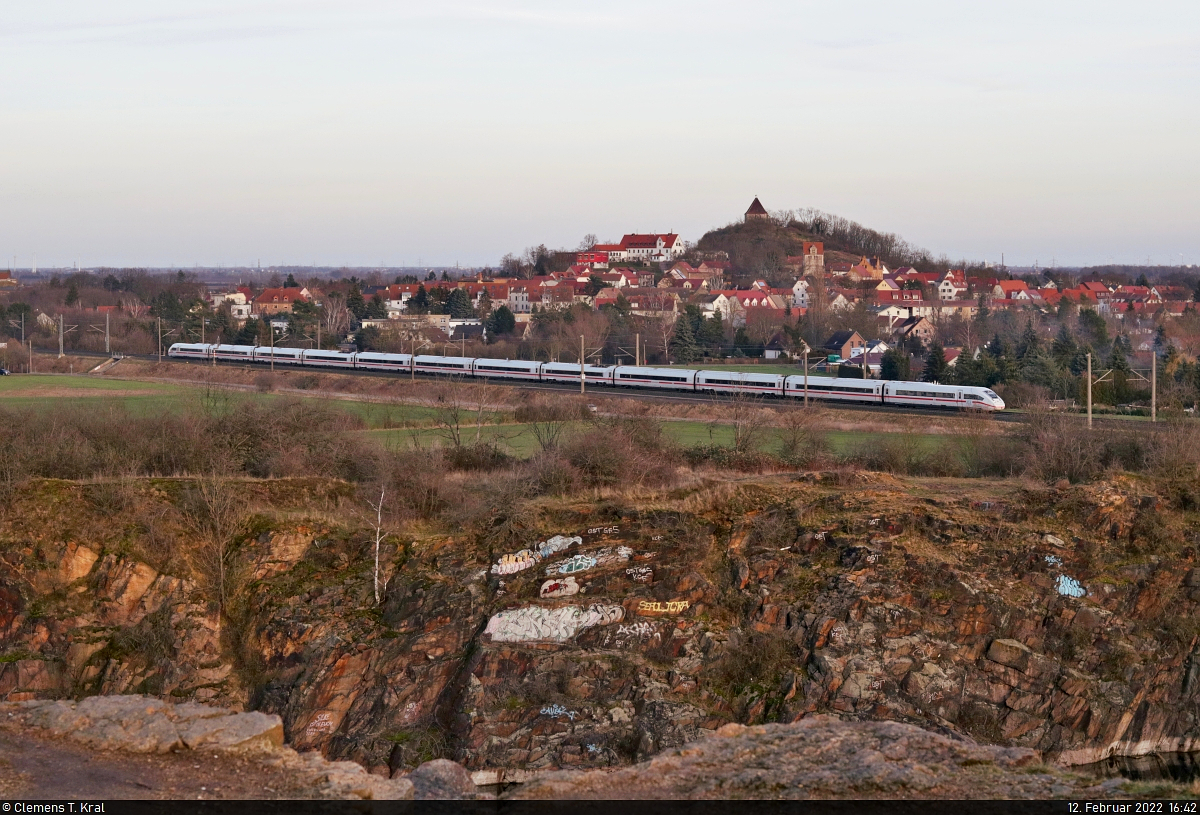 Ein 412 ist am späten Nachmittag südlich des alten Steinbruchs in Landsberg (Saalekreis) zugegen.

🧰 DB Fernverkehr
🚝 ICE 709 (Linie 18) Hamburg-Altona–München Hbf
🕓 12.2.2022 | 16:42 Uhr