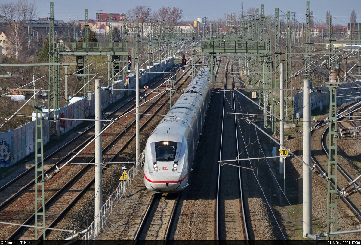 Ein 412 nimmt nach der Ausfahrt in Halle(Saale)Hbf Kurs auf die NBS nach Erfurt. Der Tf hatte mich schon von Weitem erkannt und grüßte freundlich mit Fernlicht und beiden Händen. An dieser Stelle viele Grüße zurück!
Tele-Aufnahme von der Dieselbrücke.

🧰 DB Fernverkehr
🚝 ICE 709 (Linie 18) Hamburg-Altona–München Hbf [+5]
🚩 Bahnstrecke Halle–Bebra (KBS 580)
🕓 31.3.2021 | 17:00 Uhr