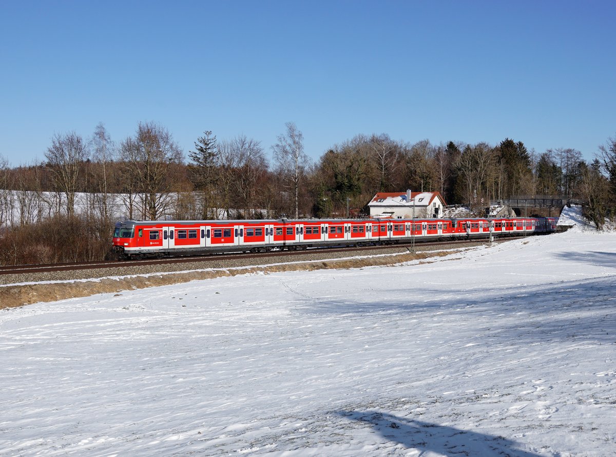 Ein 420 als S Bahn nach Geltendorf am 13.02.2021 unterwegs bei Kottgeisering.