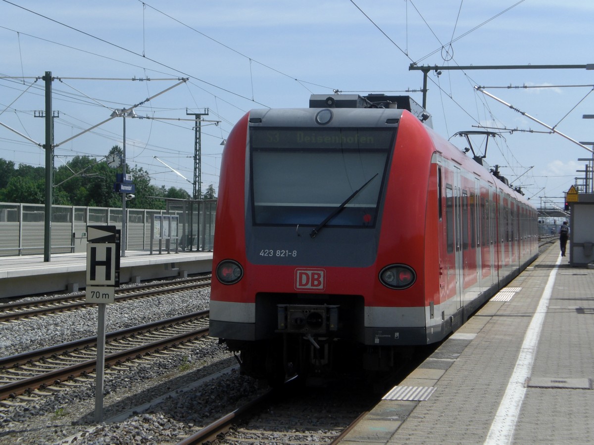 Ein 423 821-8 in Mammendorf in Richtung Deisenhofen,24.06.2012.