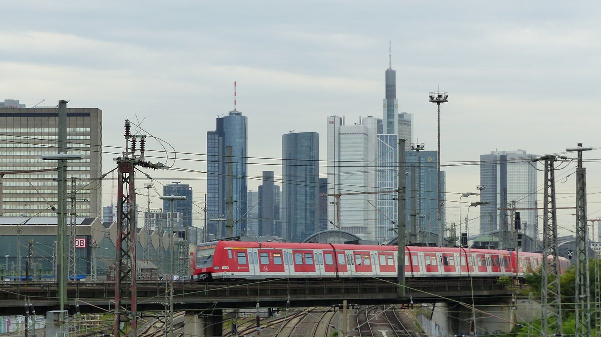 Ein 423 präsentiert sich kurz vor dem Abtauchen in den Citytunnel noch einmal vor der Frankfurter Skyline. Fotografiert vom 8.8.2017 12:37