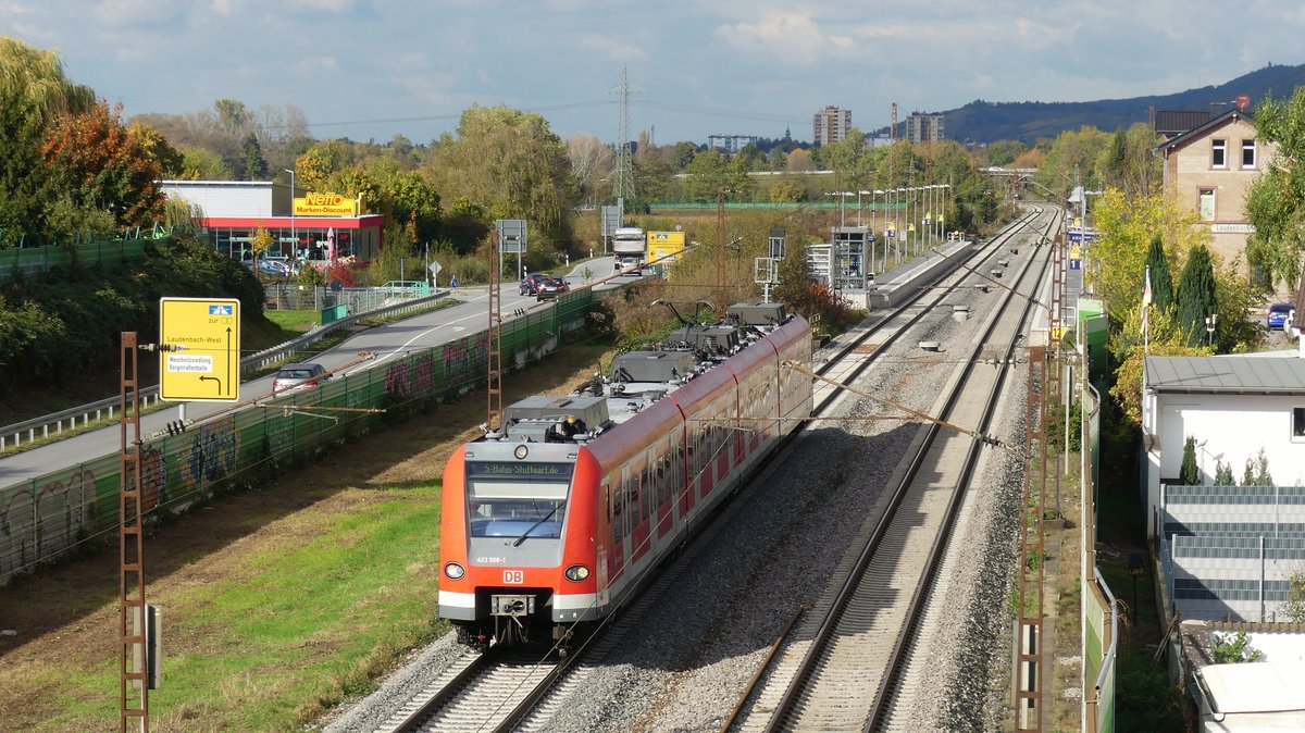 Ein 423 der S-Bahn Stuttgart bei einer Überführungfahrt in Laudenbach. Aufgenommen am 27.10.2017 14:45