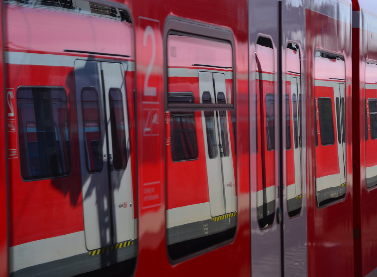 Ein 423er im 423er gespiegelt in Düsseldorf Unterrath.

Düsseldorf 25.03.2017
