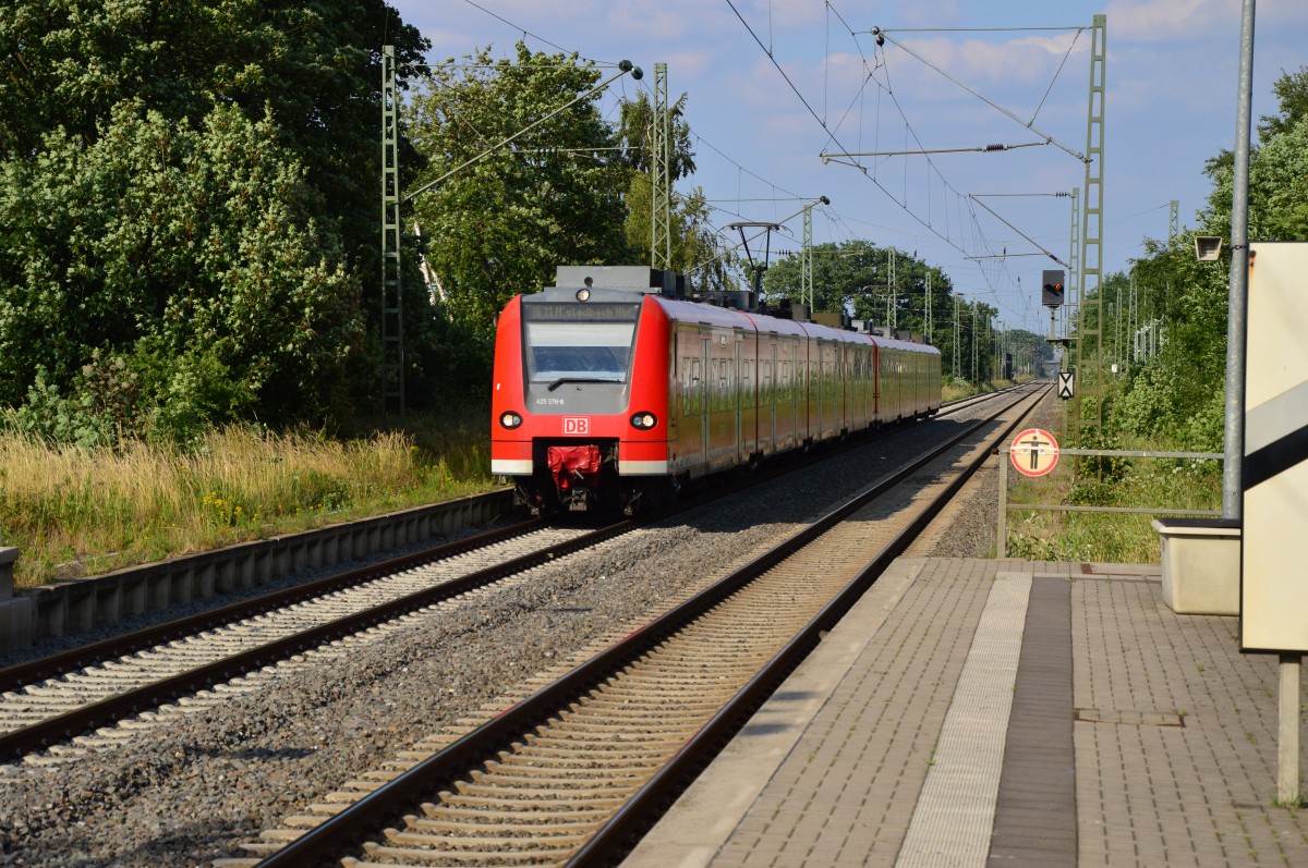 Ein vom 425 576-6 geführter RE11 fährt hier bei Anrath gerade nach Mönchengladbach Hbf seinem Endpunkt.