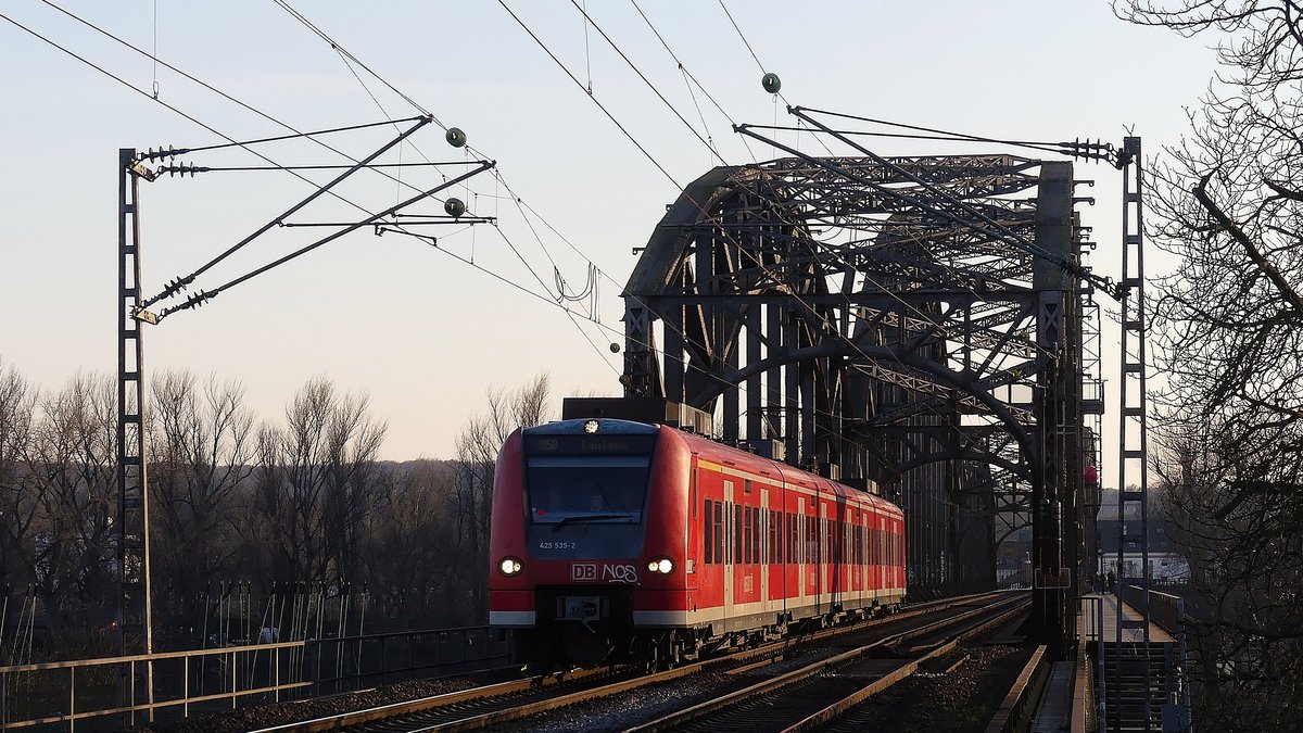 Ein 425 überquert mit einem Lichtgruß die Deutschherrnbrücke. Er ist unterwegs als RB58 nach Aschaffenburg und wird in Kürze Frankfurt Ost erreichen. Aufgenommen am 24.2.2018 17:09