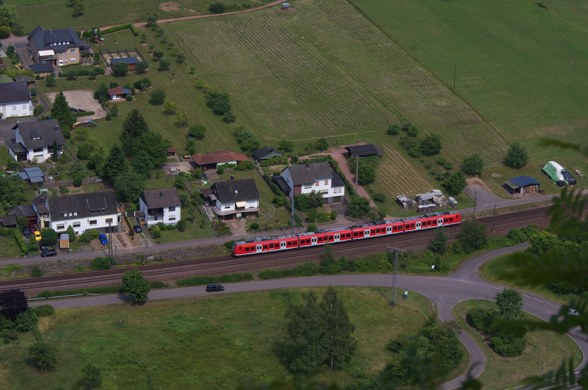 Ein 425er als RB Homburg - Trier erreicht den Ortsrand von Serrig. Bahnstrecke 3230 Saarbrücken - Karthaus am 28.06.2015