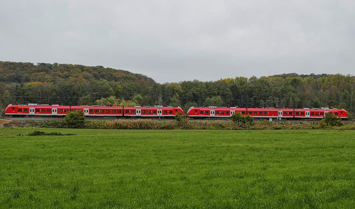 Ein 440-Doppel ist am 01.11.2018 an der Stadtgrenze von Düsseldorf und Erkrath unterwegs