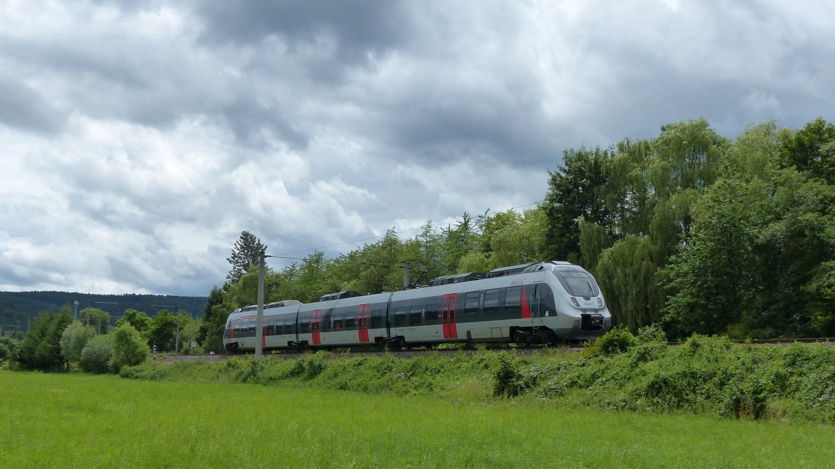 Ein 442 von Abellio auf der Saalebahn zwischen Zeutsch und Orlamünde. Aufgenommen am 1.7.2017 14:27