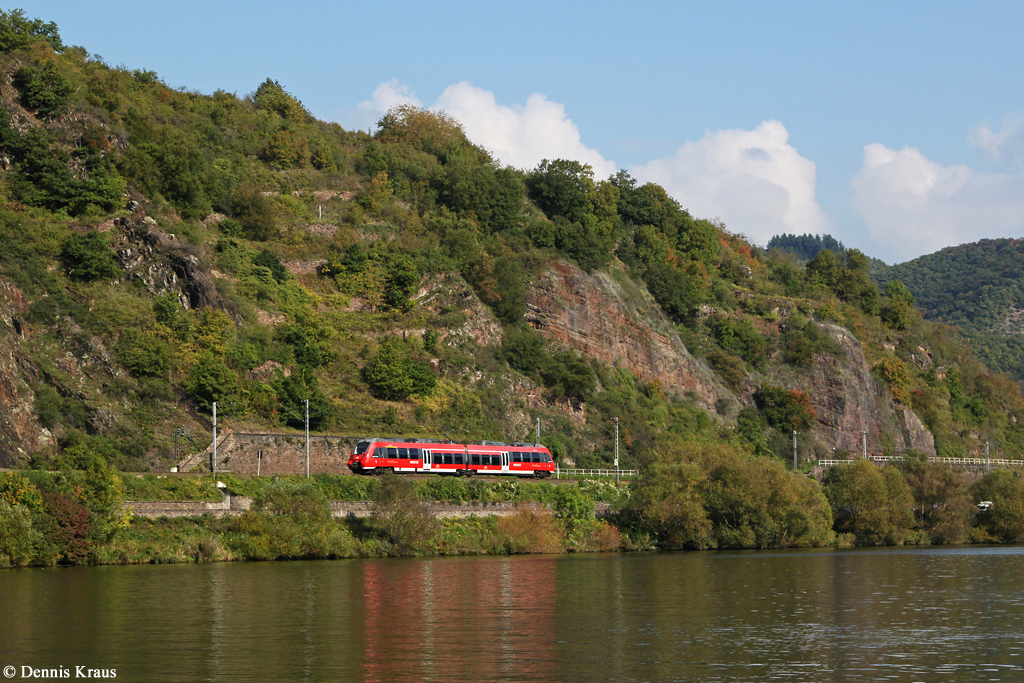 Ein 442 als RB 12225 am 03.10.2014 bei Hatzenport.