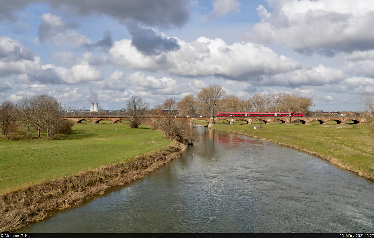 Ein 442 (Bombardier Talent 2) überquert die Saale in Bad Dürrenberg. Knapp vier Stunden Fahrt liegen noch vor ihm.

🧰 Franken-Thüringen-Express (FTX | DB Regio Bayern)
🚝 RE 4987 (RE42) Leipzig Hbf–Nürnberg Hbf
🚩 Bahnstrecke Leipzig–Großkorbetha (KBS 582)
🕓 20.3.2021 | 10:27 Uhr
